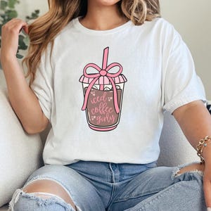 Café helado femenino PNG / Café helado / Amante del café / PNG femenino / Diseño de camiseta de moda / Sublimación retro / Coqueta / Café PNG / Café
