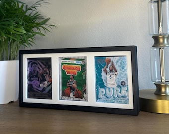 Cornice espositiva per 3 carte con caricamento dall'alto - Supporto da parete/autoportante per carte collezionabili - Espositore per carte sportive e TCG - Espositore da scrivania