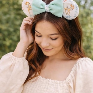 Hoofdband met Bambi-muisoren | Handgemaakte hertenoren met saliegroene strik | Woodland Disney-geïnspireerde oren | Leuke outfit voor natuurpretpark