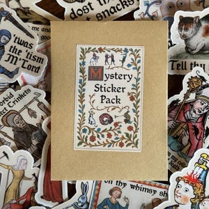 Pode incluir: Uma cole&ccedil;&atilde;o de autocolantes com tema medieval rodeia um cart&atilde;o bege com um r&oacute;tulo decorativo. O r&oacute;tulo diz "Mystery Sticker Pack" com ilustra&ccedil;&otilde;es de figuras e animais. Os autocolantes apresentam v&aacute;rias ilustra&ccedil;&otilde;es e frases.