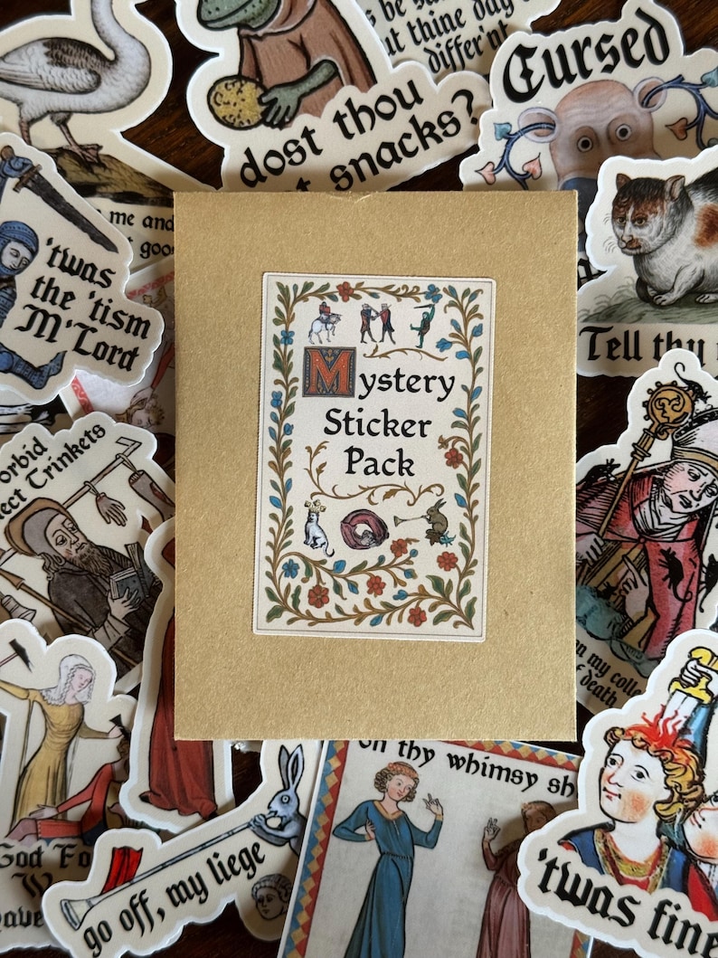 Pode incluir: Uma cole&ccedil;&atilde;o de autocolantes com tema medieval rodeia um cart&atilde;o bege com um r&oacute;tulo decorativo. O r&oacute;tulo diz "Mystery Sticker Pack" com ilustra&ccedil;&otilde;es de figuras e animais. Os autocolantes apresentam v&aacute;rias ilustra&ccedil;&otilde;es e frases.
