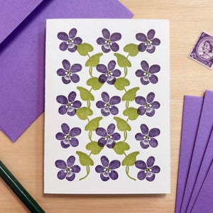 Boekdrukkaarten met paarse houtviooltjes: art-nouveaubriefpapierset