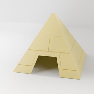 Puede incluir: Una estructura de forma piramidal de color amarillo con una pequeña abertura en la base. La pirámide está hecha de bloques y tiene un acabado liso y mate.