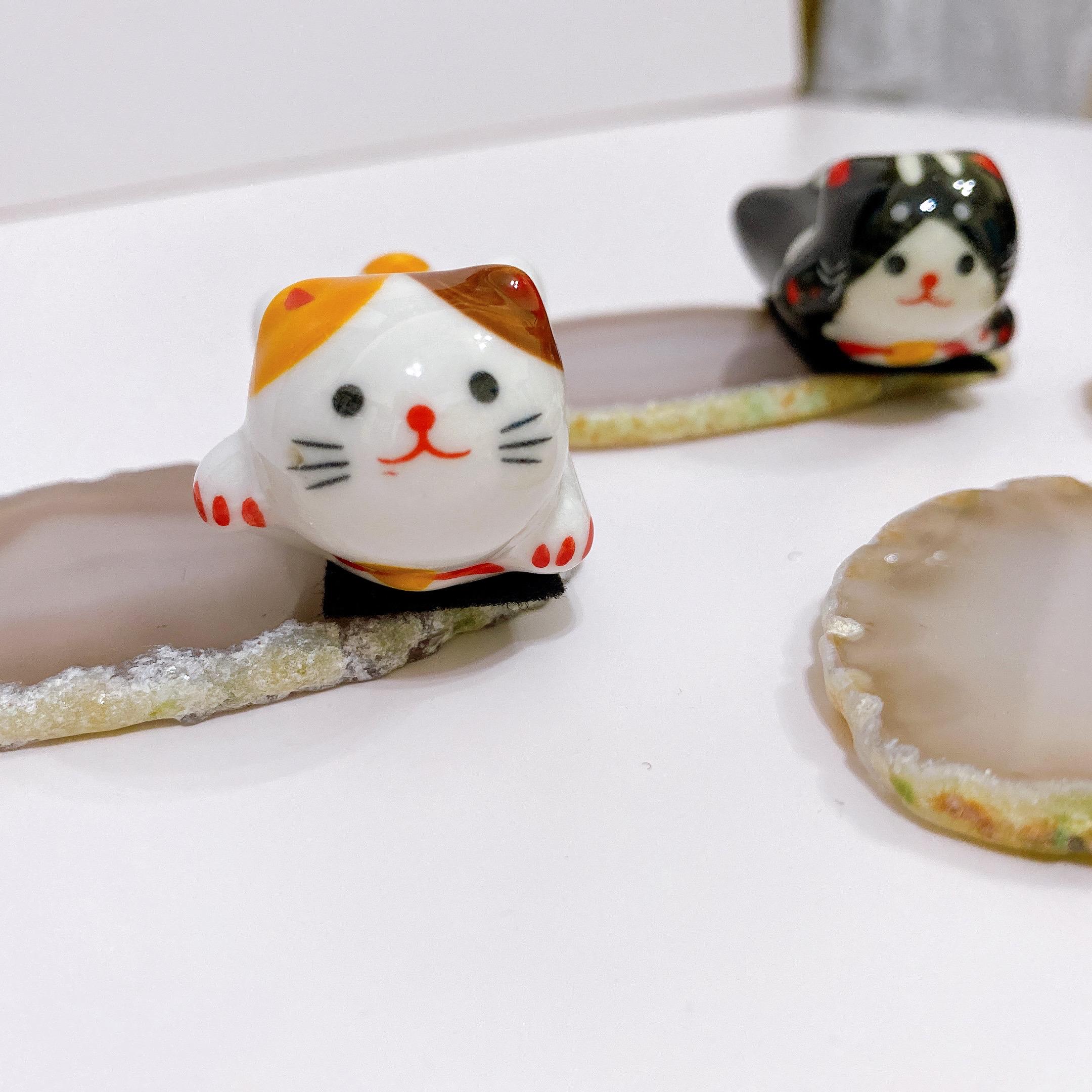 瑪瑙石を使用した陶器製のかわいい猫の置物、手作りのデスク