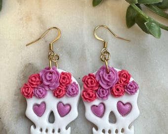 Pendientes de calavera de arcilla polimérica: Colgantes florales del Día de los Muertos