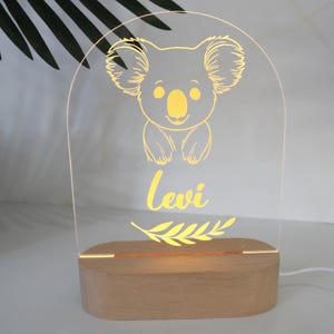 パーソナライズされたナイトライト – カスタム名入り LED ベビーランプ | Finn and Co の子供部屋用デコレーション | コアラ、ライオン、レインボー、恐竜など