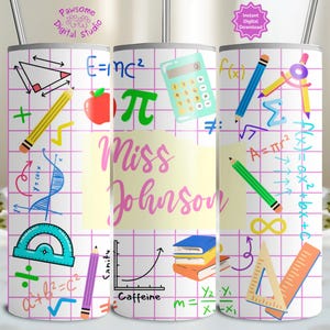 Può includere: Un bicchiere bianco con simboli matematici, matite e una mela su uno sfondo a griglia. Il bicchiere ha il testo "Miss Johnson" in rosa. Altri elementi includono una calcolatrice, libri e un grafico. Un ottimo regalo per un insegnante.
