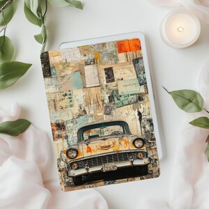 Pode incluir: Um carro vintage amarelo e marrom com uma placa de matrícula que lê "527481" é parcialmente visível no centro da imagem. O carro é cercado por uma colagem de recortes de papel antigos e texturas.