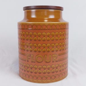 Vintage Hornsea Saffron Flour Jar – Large Retro 1970s Stoneware Kitchen Canister with Wooden Lid