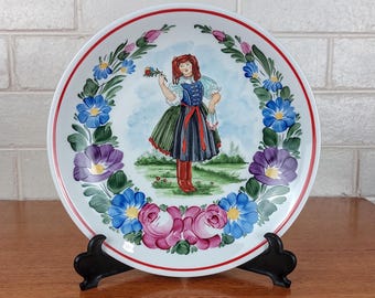 Assiette murale décorative - Art folklorique hongrois Fille en costume traditionnel, céramique peinte à la main