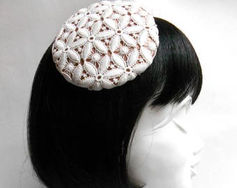 60er Jahre Weißer Vintage Spitzen-Fascinator Cocktailhut Hochzeit Haarschmuck