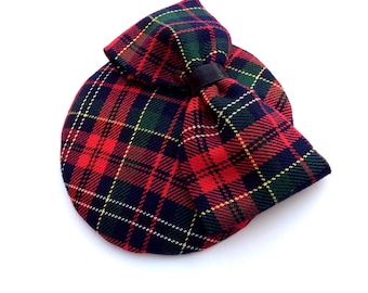 Vintage Style 50er Jahre Karomuster Tartan Fascinator mit Schleife Detail in Rot Grün und Schwarz Rockabilly Cocktail Hut