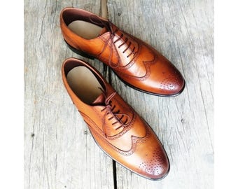 Zapatos casuales Oxford de cuero marrón para hombre, estilo brogue con cordones y puntera alada, hechos a mano.