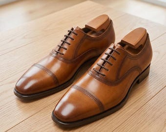 Zapatos de vestir Oxford de cuero marrón cosidos a mano con cordones y punta redonda para hombre.