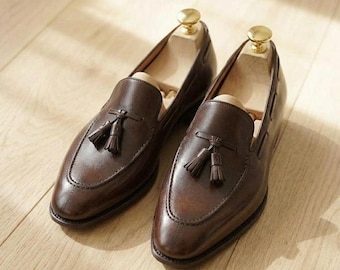 Zapatos de vestir formales tipo mocasín de cuero marrón hechos a mano a medida para hombre.
