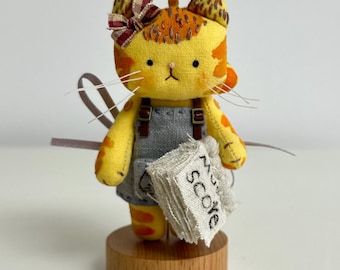 Bonecos de gato laranja malhados artesanais: tocador de pipa e leitor de música