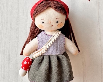 Boneca de tecido costurada à mão: pingente rústico bordado com bolsa de cogumelo