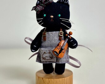 Bonecos de músicos de gato preto feitos à mão: violinistas e saxofonistas