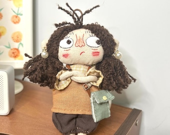 Enfeite de boneca artesanal peculiar – 3 bonecas de tecido artístico para pendurar – 12 cm (4,72") - Peça colecionável de algodão e linho com um toque de fantasia.