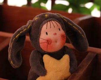 Chaveiro de coelho de pelúcia cinza – Figura macia inspirada na pedagogia Waldorf com estrela e bordado dourado.