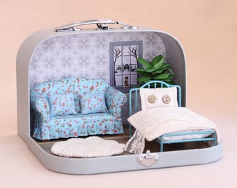 Mala de Viagem Portátil em Miniatura para Casa de Bonecas | Conjunto de Mobiliário Artesanal para Casa de Bonecas 1:12 | Presente Vintage Azul para Boneca Viajante