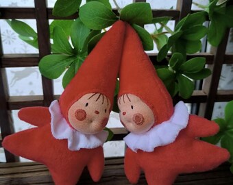 Elfo de pelúcia natalino feito à mão, decoração vermelha inspirada na pedagogia Waldorf.