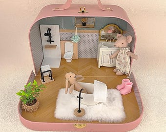 Conjunto de casa de bonecas portátil artesanal em formato de mala, kit de brinquedo de viagem em miniatura com 16 peças para bonecas de tecido.