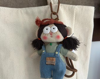 Chaveiro/Boneca Menina de Macacão Jeans Feito à Mão, Brinquedo de Pelúcia