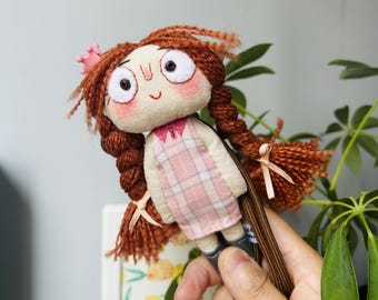 Boneca de arte feita à mão – Enfeite de tecido com bonecas encantadoras – 12 cm (4,72") em algodão e linho, personalizável e colecionável.