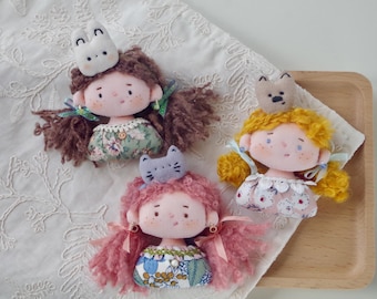 Broche de boneca de tecido artesanal: Texturas macias de algodão e acessórios de animais.