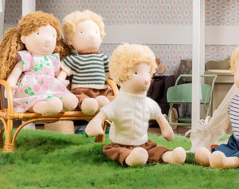 Boneca de pano feita à mão: brinquedo de pelúcia inspirado em Waldorf