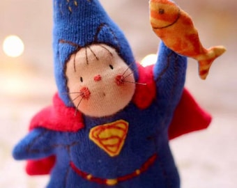 Gato Super-Homem de Pelúcia Feito à Mão – Brinquedo de Tricô Macio e Divertido com Capa e Peixe Mágico