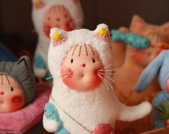 Boneca Waldorf de Gato feita à mão — Saia com babados e pingentes de peixe, presente para chá de bebê, presente para colecionadores