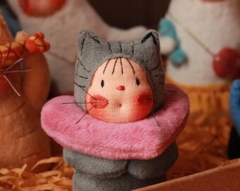 Gato de pelúcia cinza feito à mão com coleira de coração rosa – 12 cm, figura de tecido macio