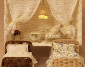 Cama de vime artesanal para casa de bonecas (escala 1:12) | Roupa de cama com renda/flores