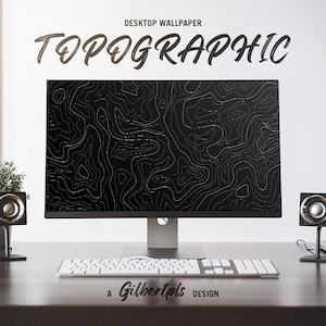 以下が含まれることがあります： 画面に白い地形図のデザインが施された黒いコンピューターモニター。モニターは、白いキーボードと2つの黒いスピーカーのある木製デスクの上に置かれています。