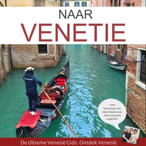 Op de afbeelding: Een gondel vaart door een Venetiaans kanaal, met een gondelier in een blauwe jas en een witte hoed. Het water is helder turkoois en de gebouwen zijn van baksteen. De tekst "NAAR VENETIE" staat in het rood.