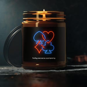 Vela de soja perfumada Classy Neon Poker Suits (vários tamanhos, frasco âmbar) para o jogador/jogo de azar/apostas/pôquer/cartas/mesas/presente