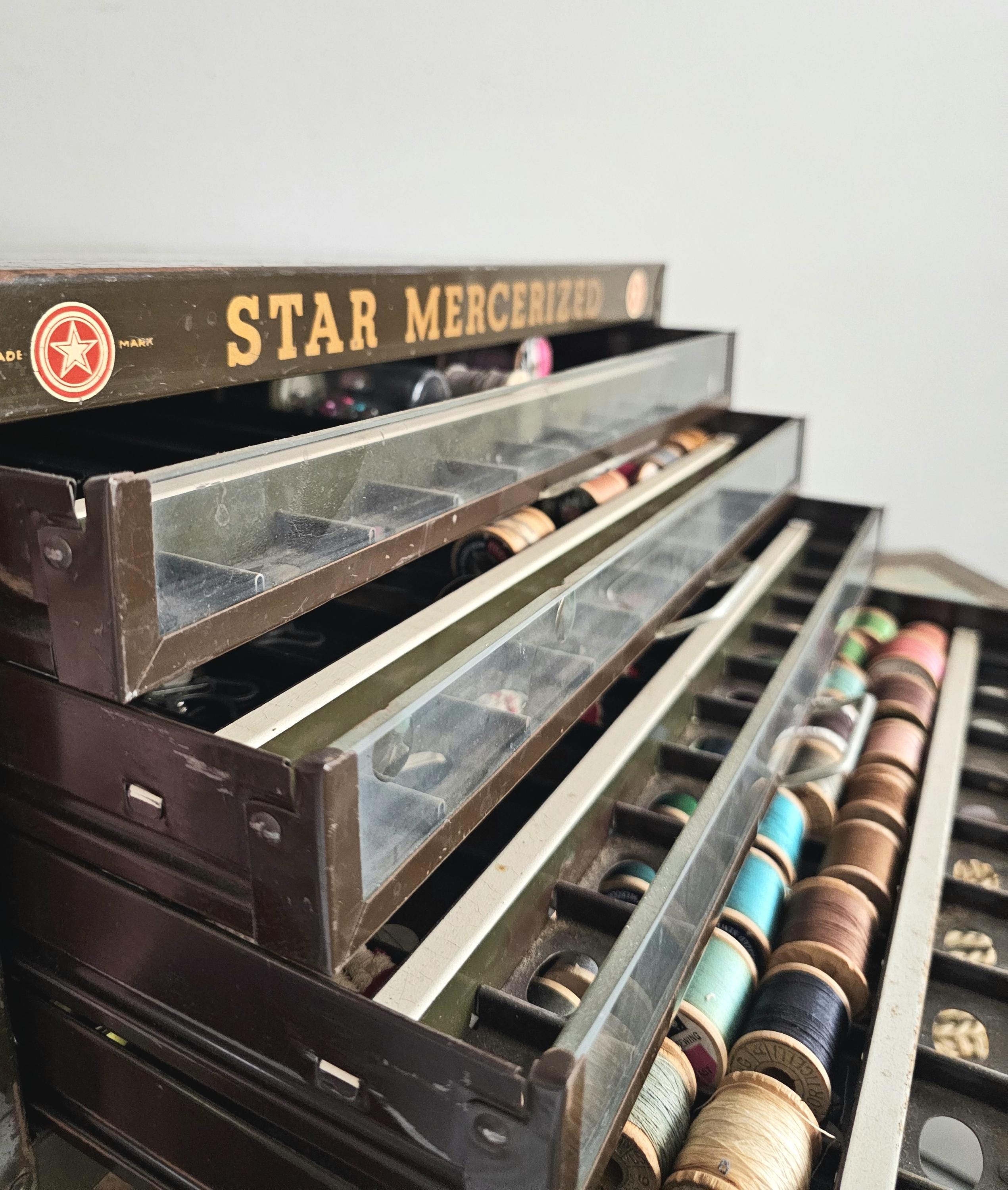 ヴィンテージ STAR MERCERIZED 什器 ディスプレイ Vintage Star Mercerized Metal Four Drawer Thread Spool Display