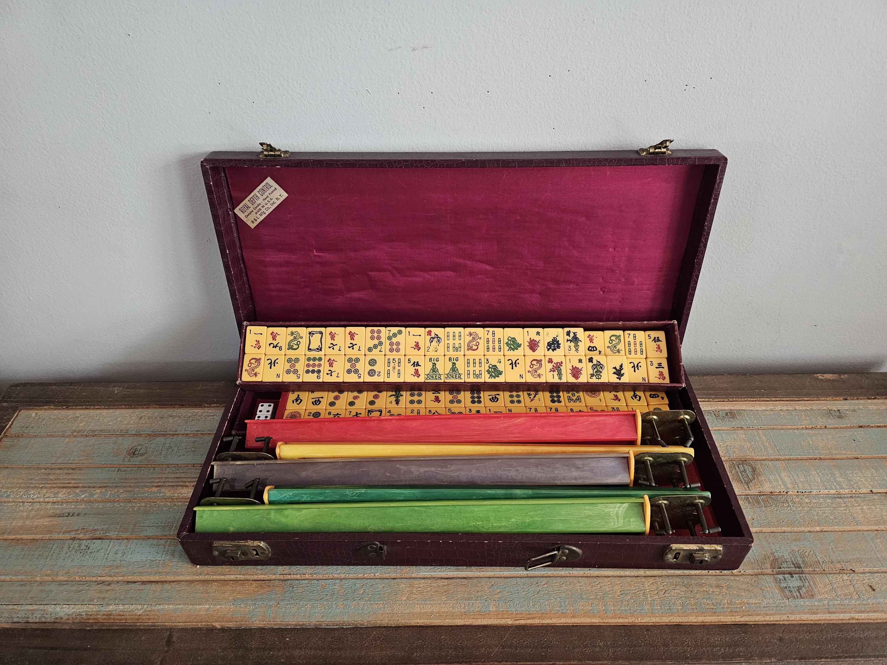 Vintage Vibrant Bakelite Majong Set With 160 Butterscotch Bakelite