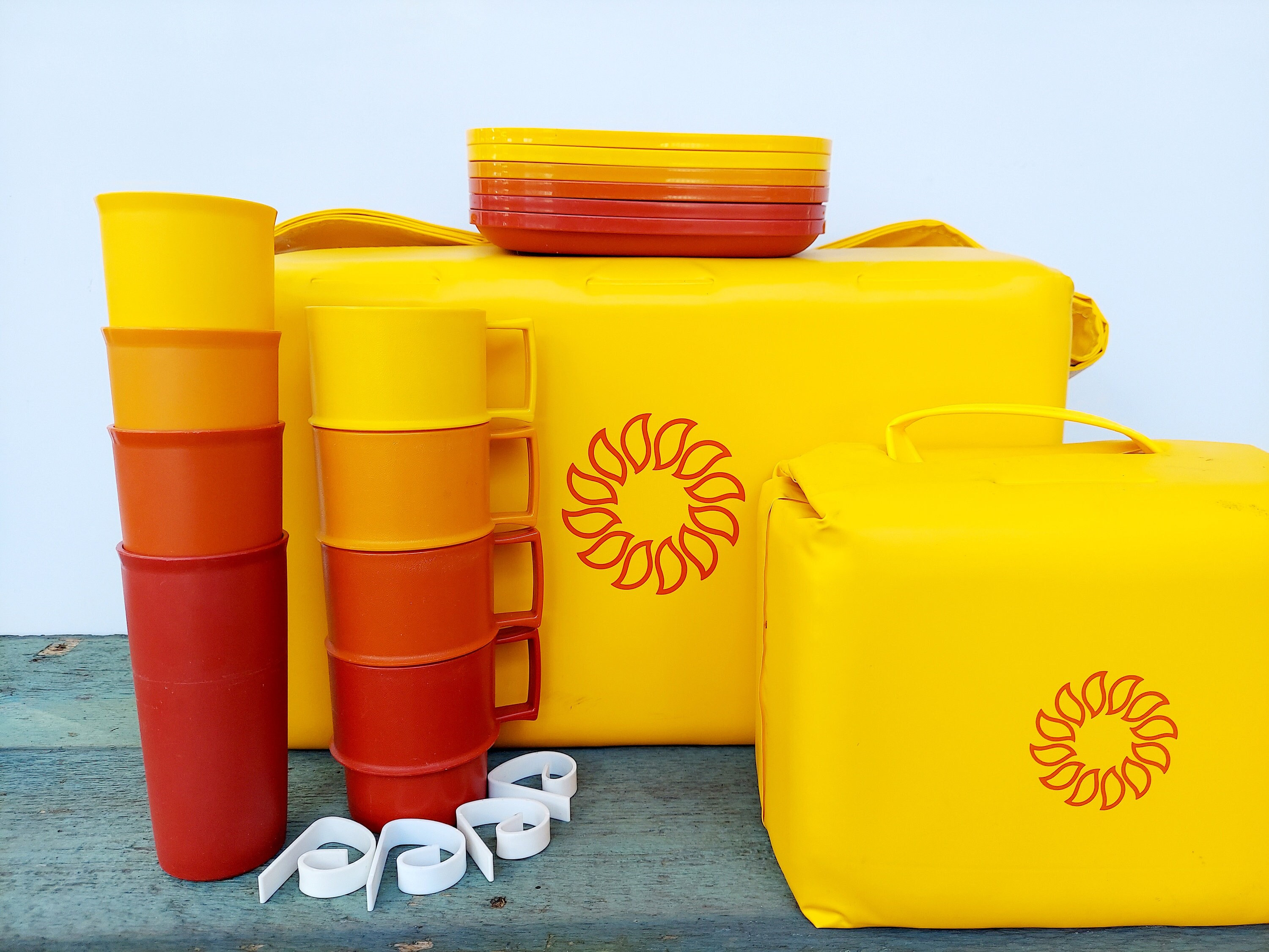 DO YOU REMEMBER THE 60S 70S 80S, retro collectables: Retro tupperware  picnic set with carry handle and