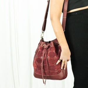 Sac seau bordeaux en cuir tressé à la main, sac à cordonnet moyen sac à main pour femme, cadeau pour elle, bandoulière messager - sac Danae