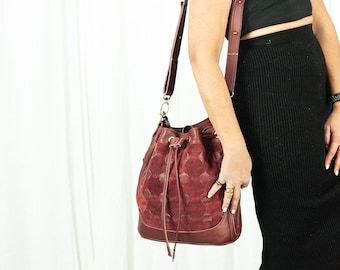 Beuteltasche in Bordeaux aus handgewebtem Leder, Kordelzugbeutel mittelgroße Damentasche Geschenk für sie Crossbody Messenger Crossover - Danae Tasche