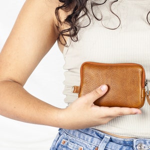 Estuche de cuero marrón con cremallera, monedero, funda para teléfono con cremallera, monedero, tarjetero, bolso de mano con cremallera, regalo por menos de 30 dólares - The Myrto Zipper Pouch