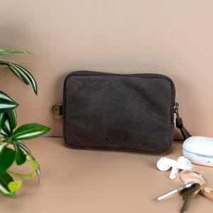 Dunkelbraunes Nubuk Leder Etui, Münztäschchen, Nubuk Ledertasche, Geldbeutel, Geldbörse, Kreditkarten, Reißverschlusstasche unter 30 - Das Myrto Reißverschlusstäschchen