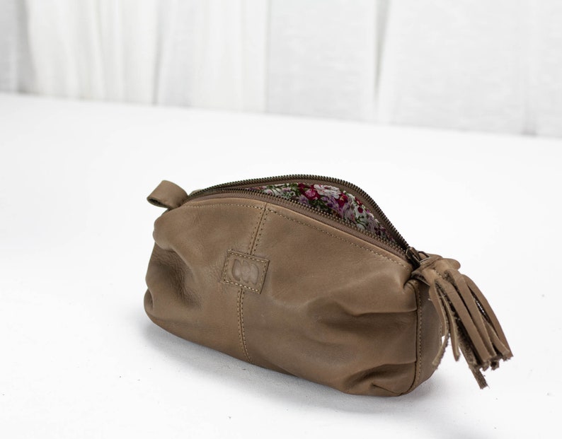 Toiletry bag in khaki brown leather, makeup bag leather zipper pouch cosmetic bag storage clutch bag accessory bag case Ariadne makeup bag image 2