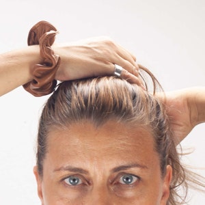 Chouchous en cuir d'agneau, élastiques pour cheveux en cuir, accessoires pour cheveux élastiques, bracelet avec élastique pour cheveux, cadeau de moins de 20 ans pour elle image 4