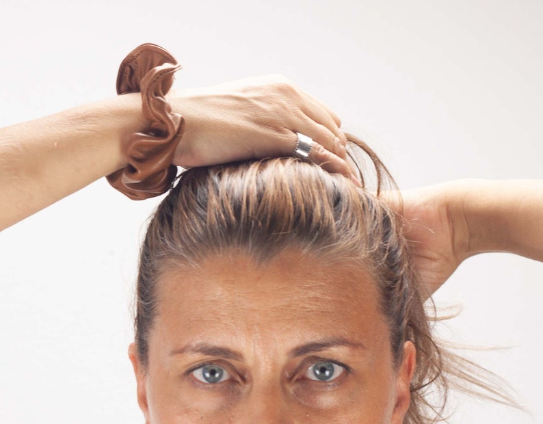 Chouchous en cuir d'agneau, élastiques pour cheveux en cuir, accessoires pour cheveux élastiques, bracelet avec élastique pour cheveux, cadeau de moins de 20 ans pour elle image 4