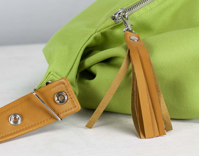 Kallia Beuteltasche in Lindgrün mit braunem Leder, Mini Kallia Tasche für unterwegs und kleine Damentasche Bild 2