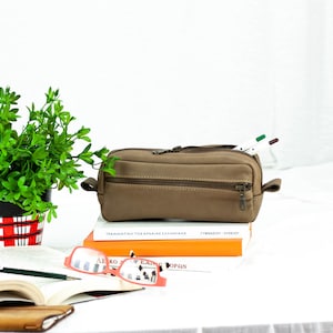 Borsa porta accessori in pelle marrone kaki, astuccio porta matite borsa porta accessori rettangolare porta occhiali porta pennarelli con cerniera - The Brick case
